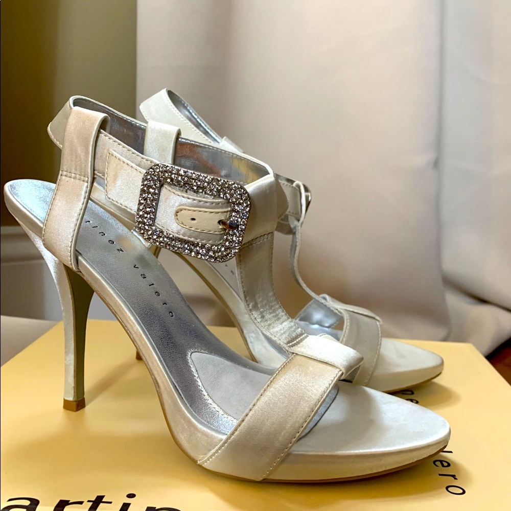 Martinez Valero Ivory Satin Pump